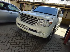 Toyota Land Cruiser 2010 White