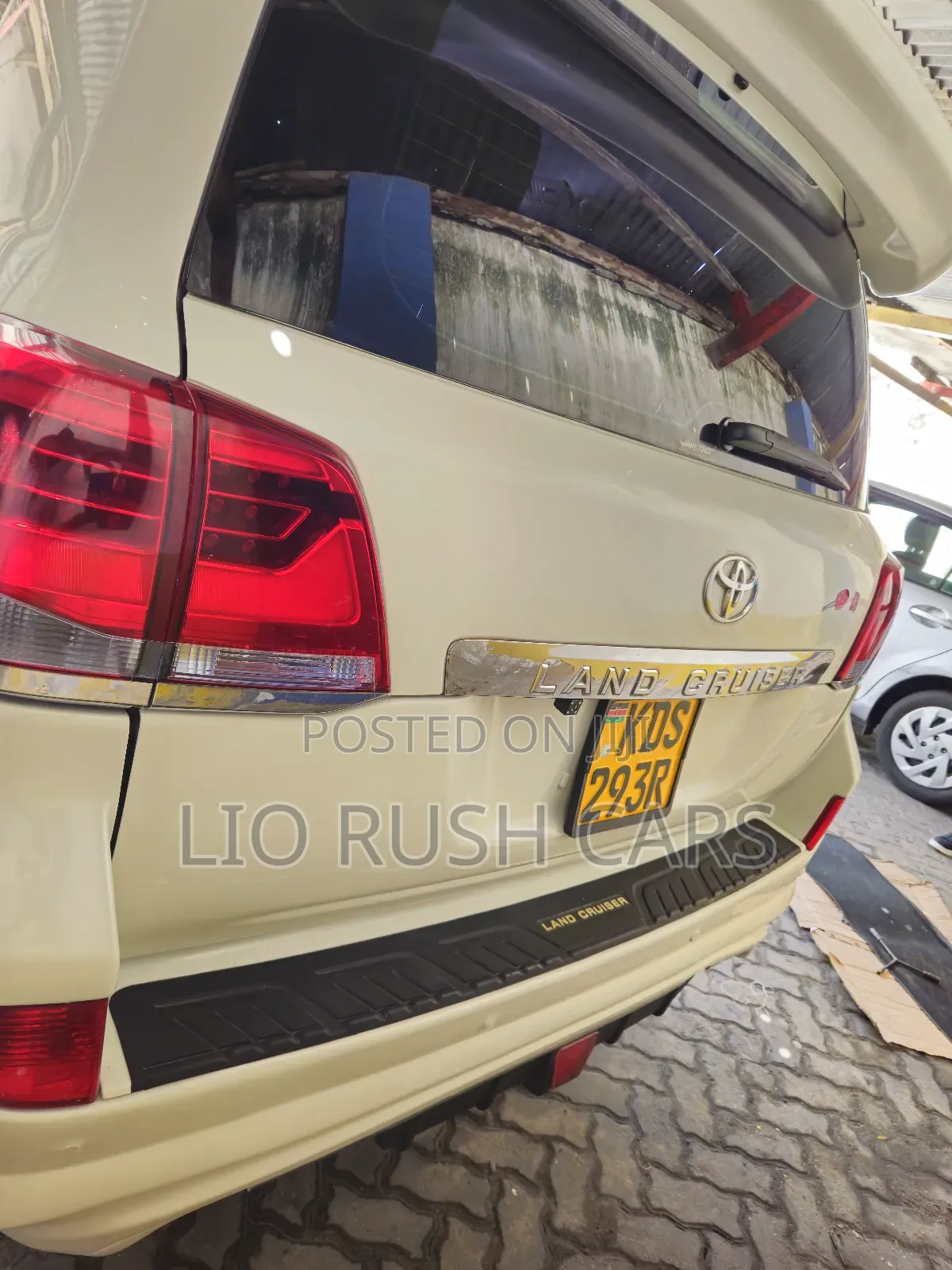 Toyota Land Cruiser 2010 White
