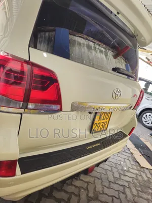 Toyota Land Cruiser 2010 White