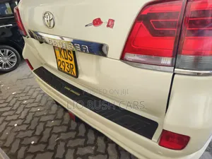 Toyota Land Cruiser 2010 White