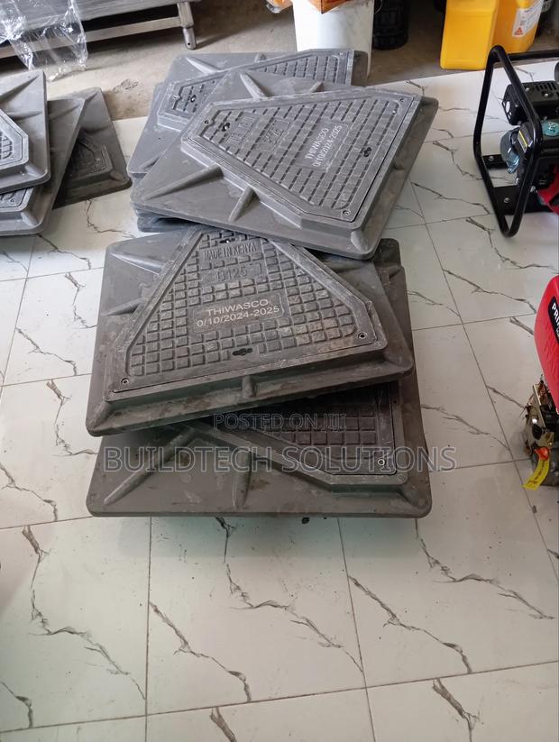 Resin Turf Triangle Manhole Cover - main view