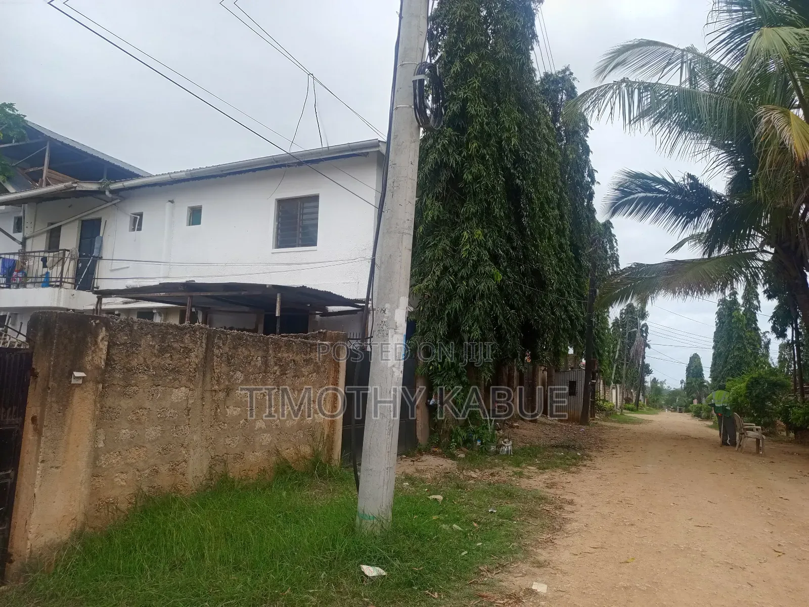 An Apartment With Four Units for Sale.Each Unit Has Two Bed