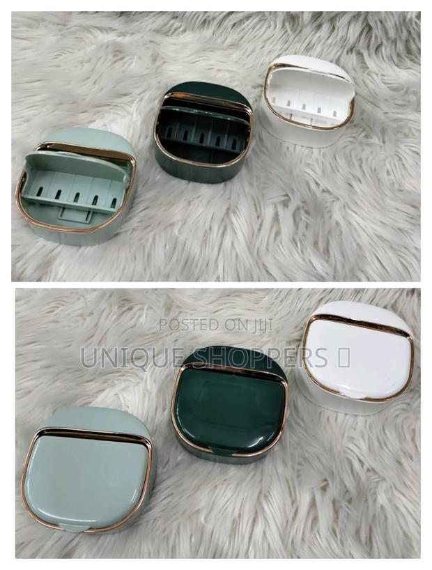 *Flip Soap Dish 
Made of Thickened Abs Material, Which Is Sturdy
