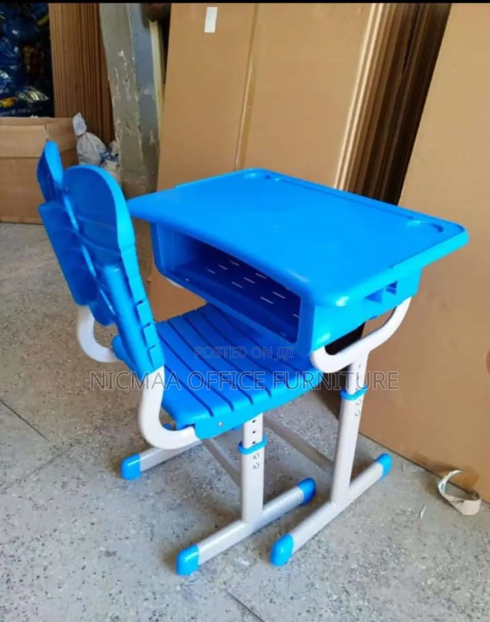 Kids Study Desk Including Adjustable Seat