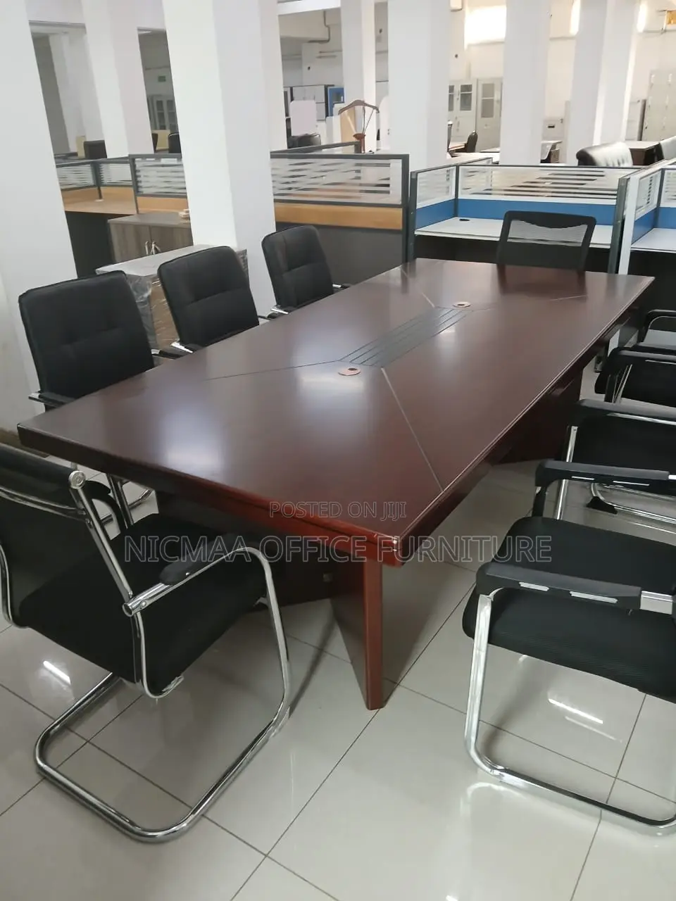 Sleek, Spacious Boardroom-Ready Boardroom Table