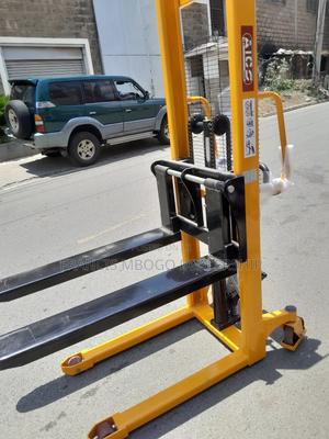 Manual Pallet Stackers - thumbnail 2