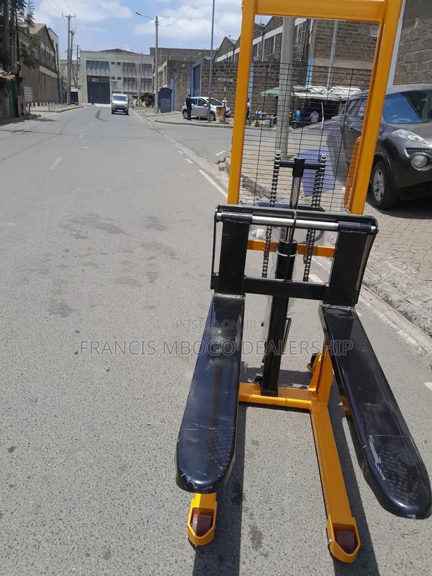 Hand Pallet Stackers - thumbnail 2