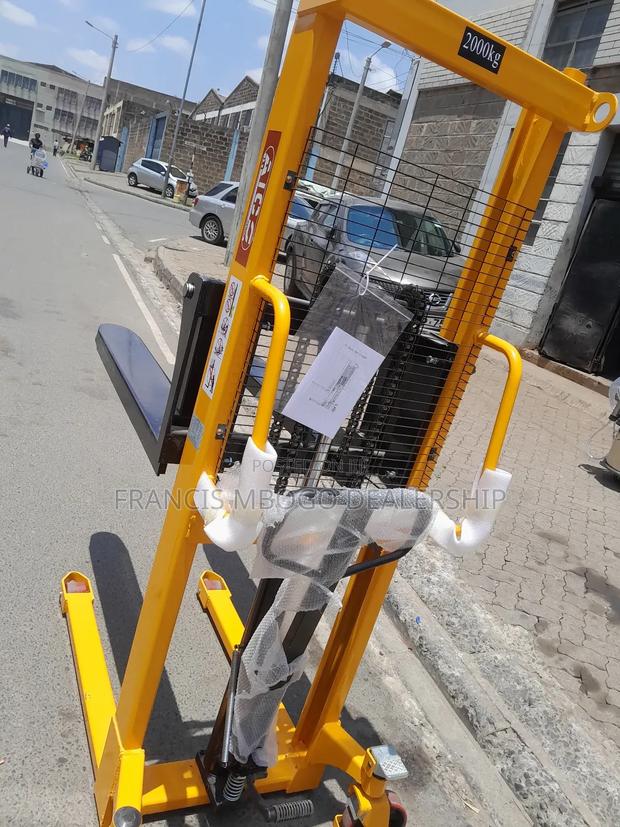 2000kg Manual Pallet Stackers - thumbnail 2