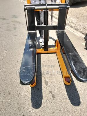 2ton Manual Stacker - thumbnail 2
