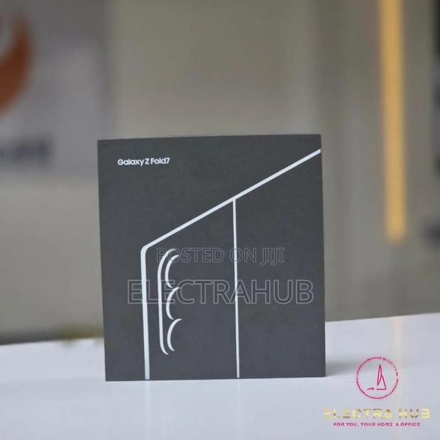 New Samsung Galaxy Z Fold7 512 GB Silver - thumbnail 2