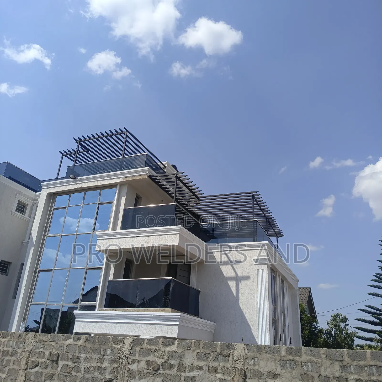 “Stylish Custom Rooftop Pergolas – Elegant Outdoor Living”