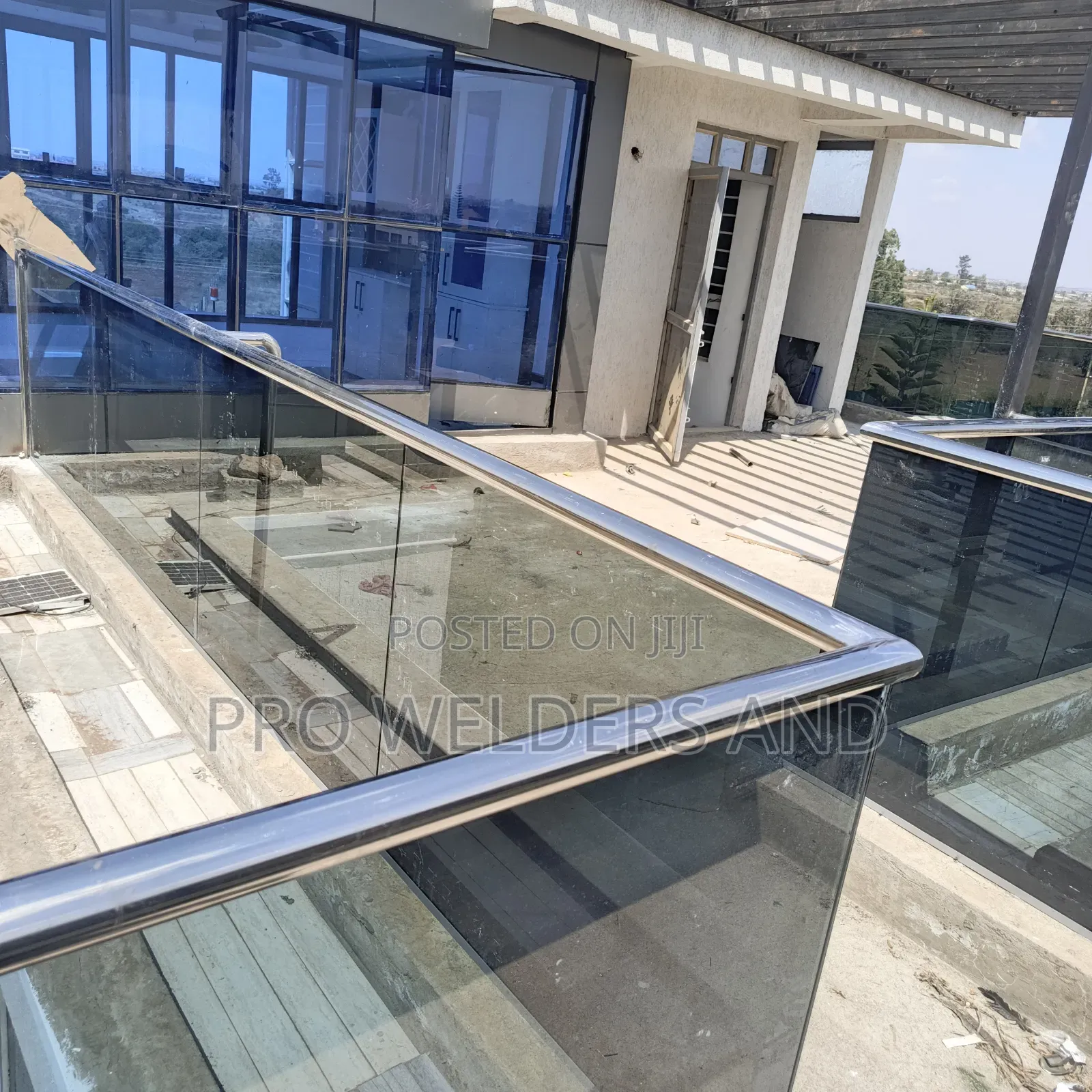 “Stylish Custom Glass Railings – Balcony Rooftop