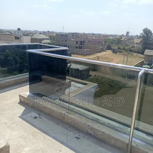 “Stylish Custom Glass Railings – Balcony Rooftop