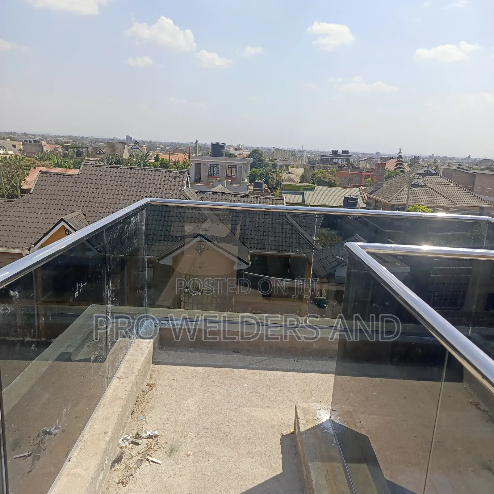 “Stylish Custom Glass Railings – Balcony Rooftop