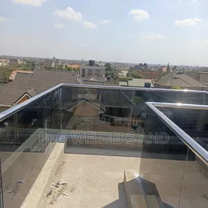 “Stylish Custom Glass Railings – Balcony Rooftop