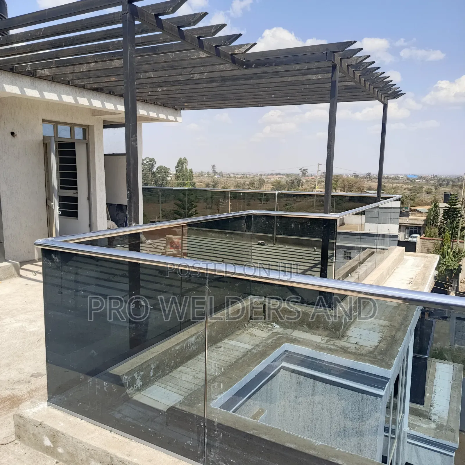 “Stylish Custom Glass Railings – Balcony Rooftop