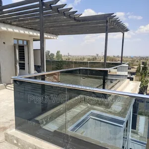 “Stylish Custom Glass Railings – Balcony Rooftop