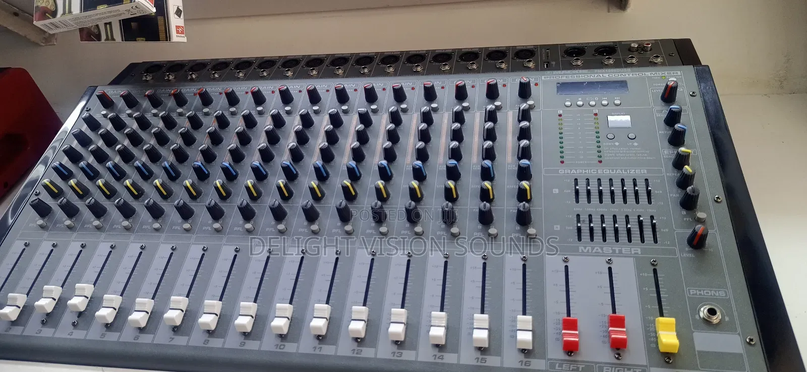 Mackie 16 Channel Powered