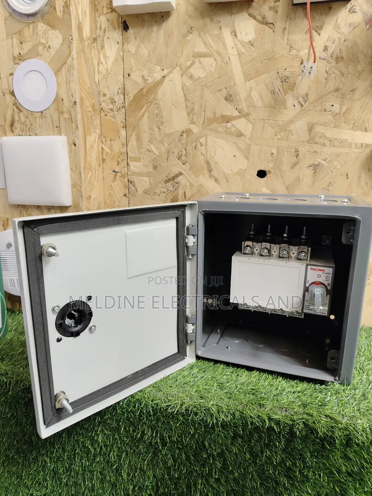 Tronics Manual Changeover Switch 63a