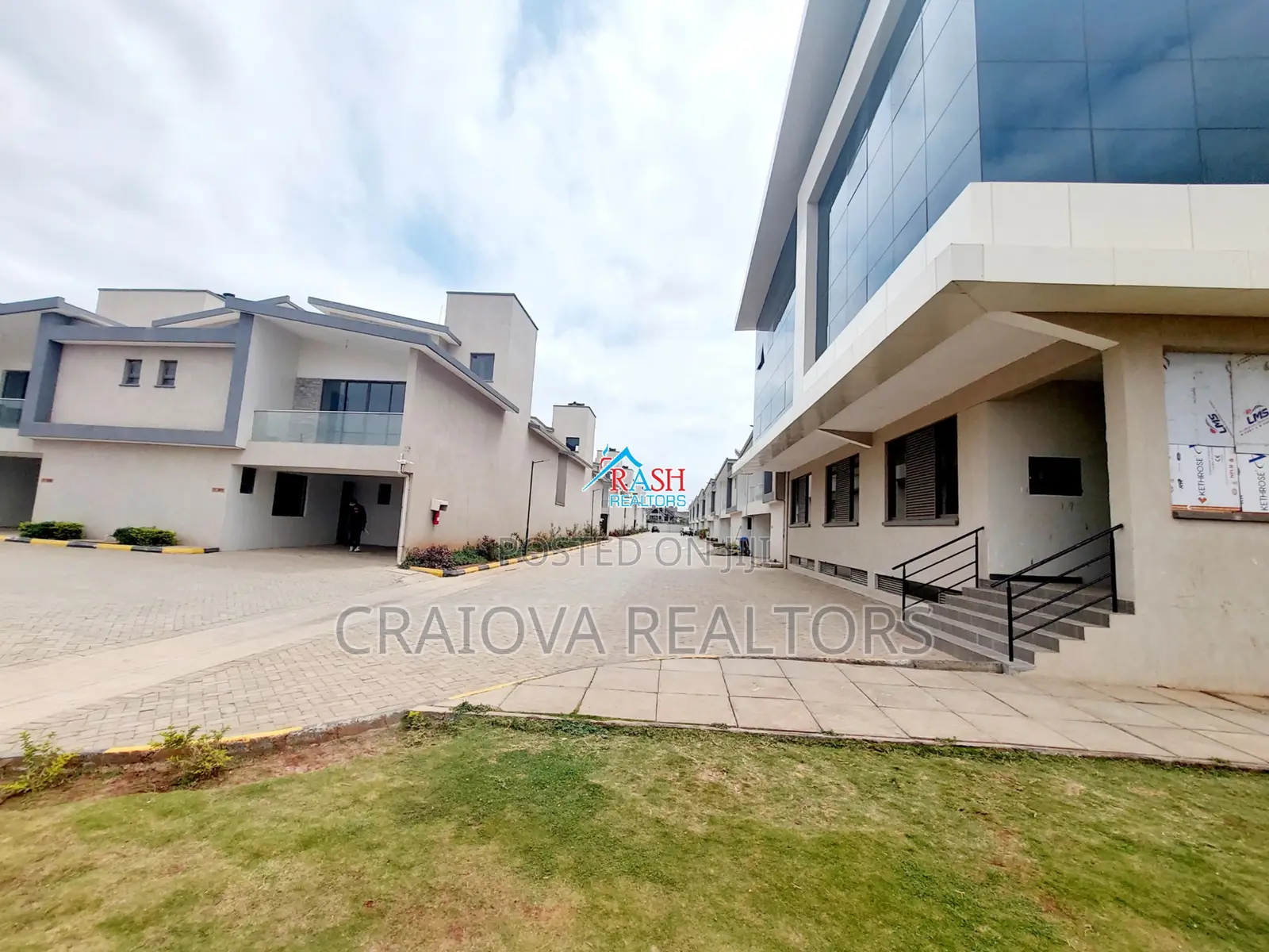 4bdrm Townhouse / Terrace in Gateway Mall Area for rent