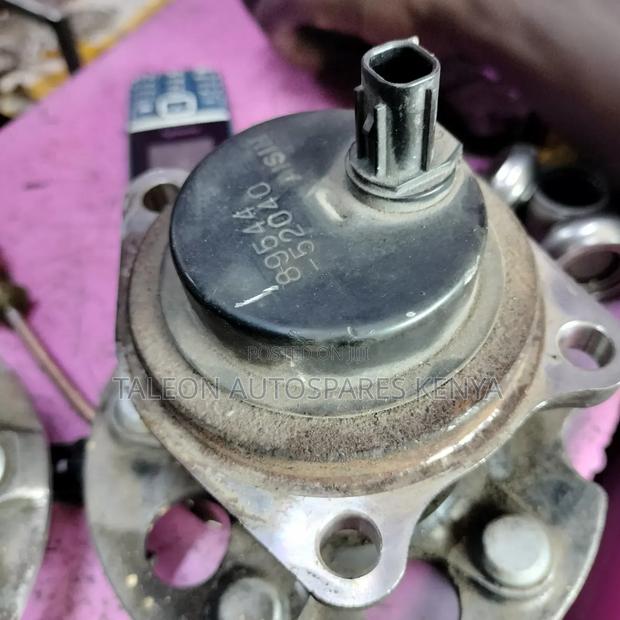 Toyota Voxy 2017 Model Rear Wheel Hub - thumbnail 2