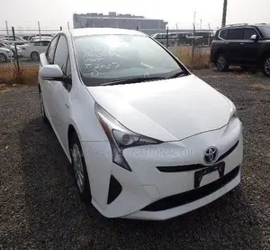 Toyota Prius Two 2018 Pearl
