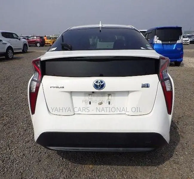 Toyota Prius Two 2018 Pearl