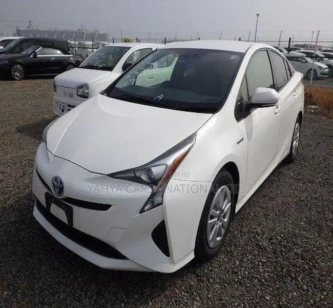 Toyota Prius Two 2018 Pearl