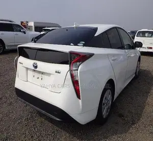 Toyota Prius Two 2018 Pearl