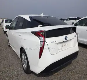 Toyota Prius Two 2018 Pearl
