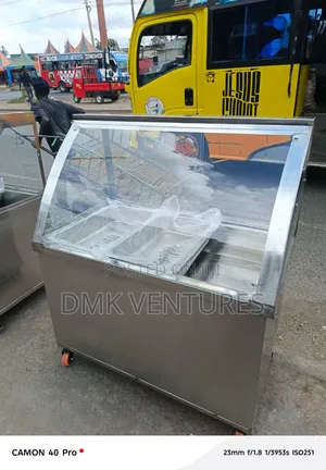 Perfect Modern Three Partitions Food Warmer Display