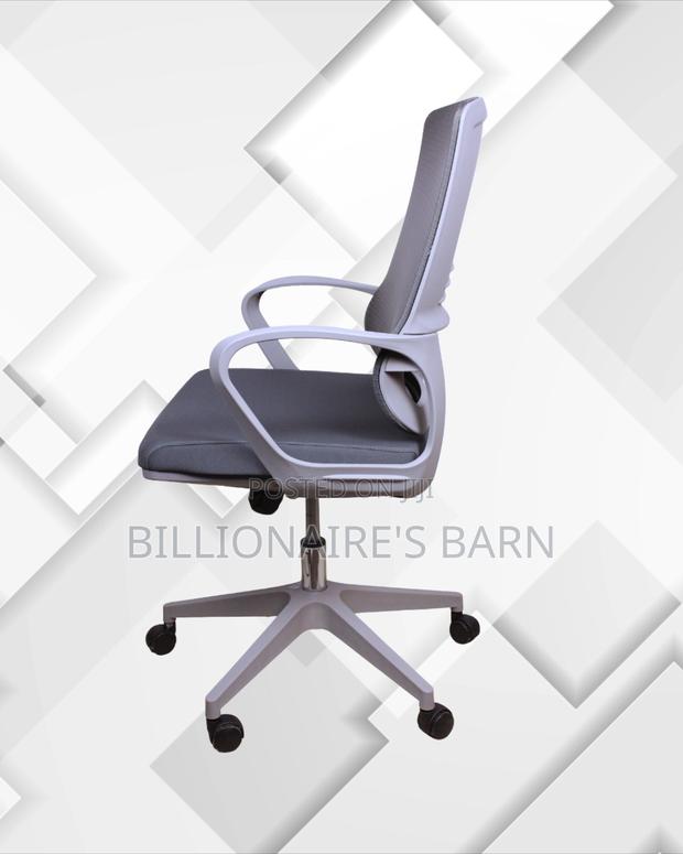 Heavy-duty Grey Ergonomic Mesh Office Chair — Strong Stable Base