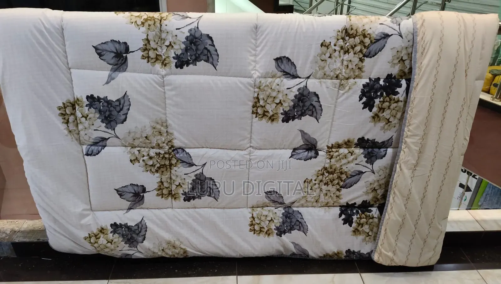 *High Quality Binded Duvets 1 Duvet 1 Bedsheet
2 Pillowcases
Size 6*7