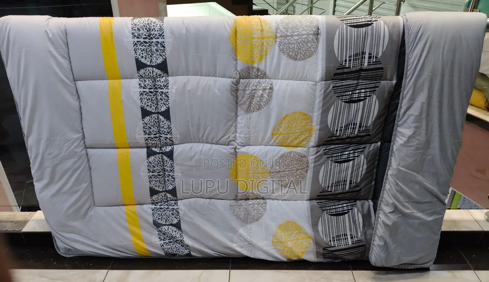 *High Quality Binded Duvets 1 Duvet 1 Bedsheet
2 Pillowcases
Size 6*7