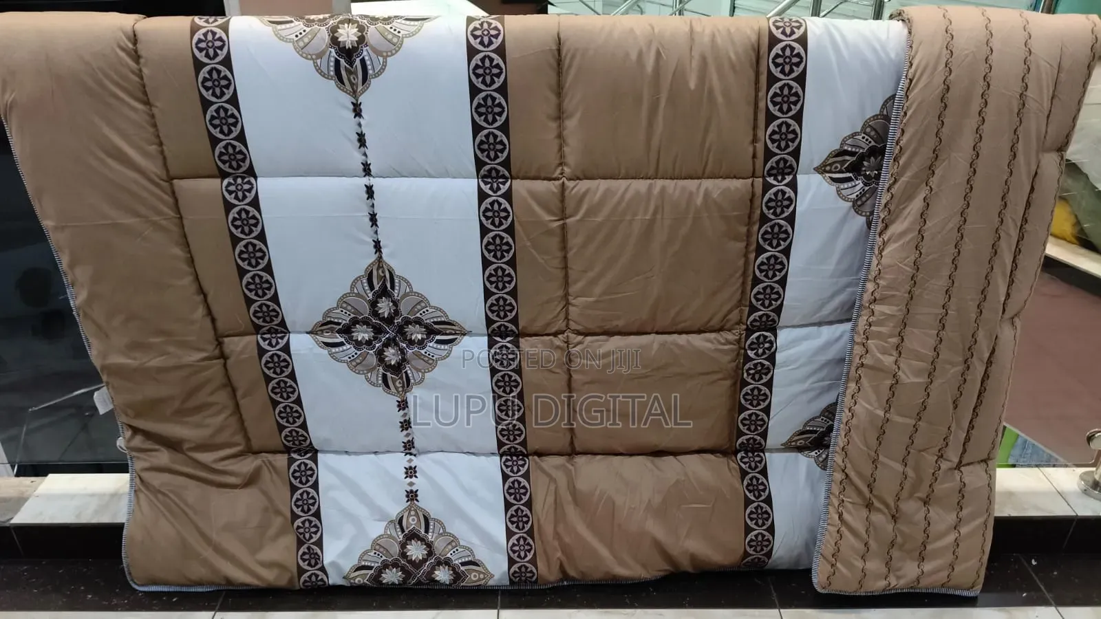*High Quality Binded Duvets 1 Duvet 1 Bedsheet
2 Pillowcases
Size 6*7