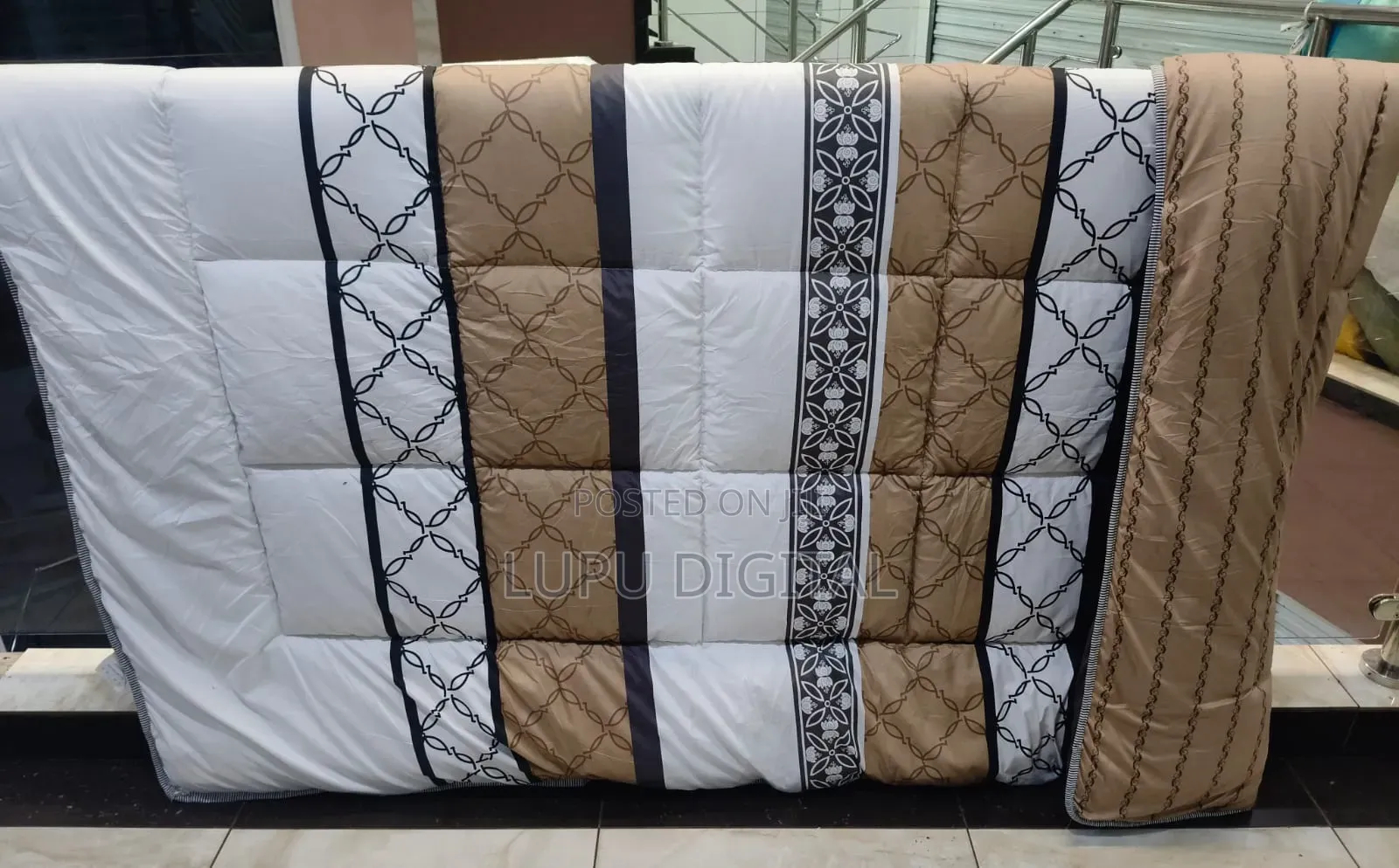 *High Quality Binded Duvets 1 Duvet 1 Bedsheet
2 Pillowcases
Size 6*7