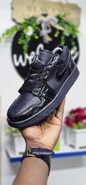 Air Jordan 1 Black Low