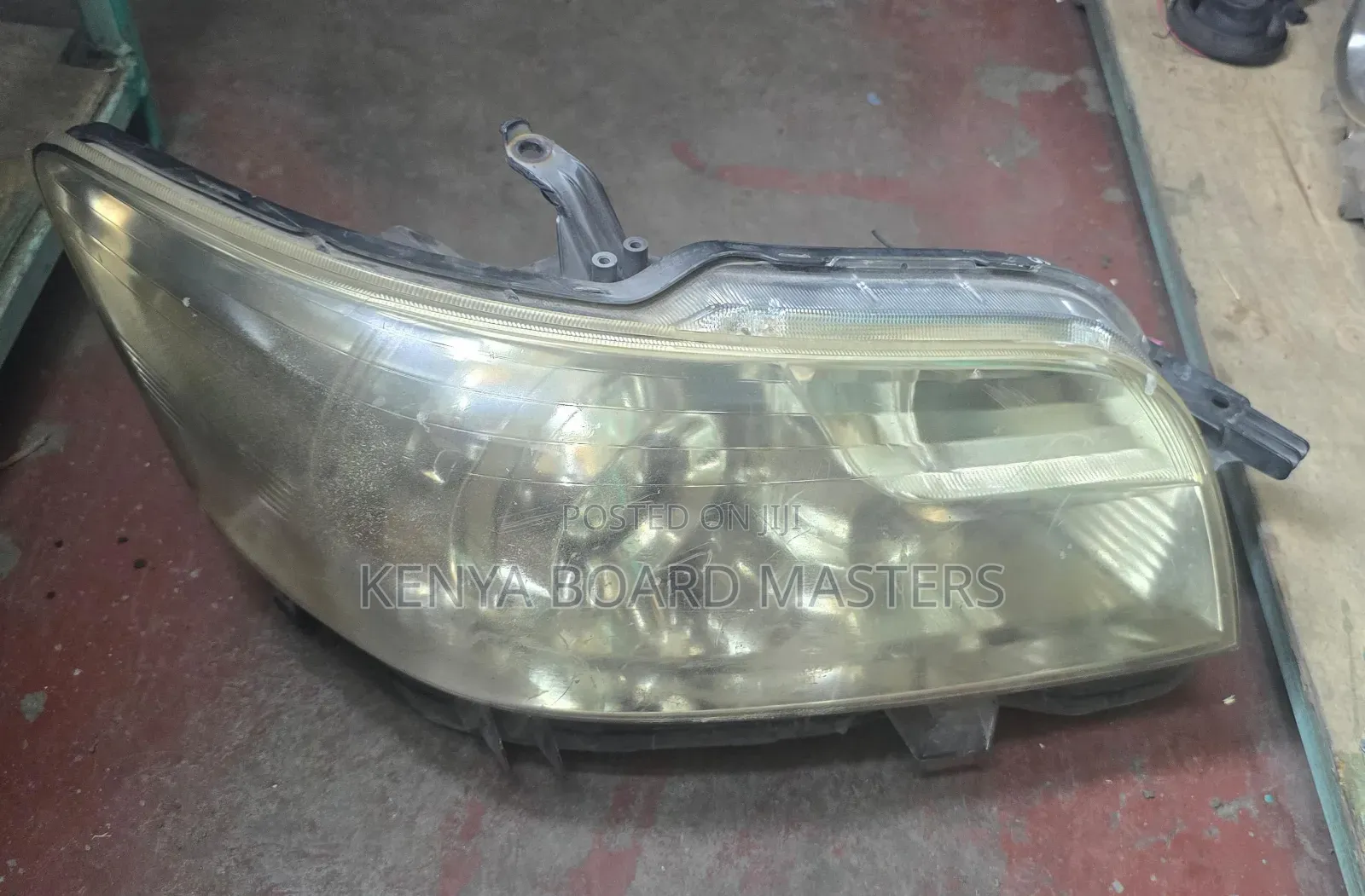 Toyota Rumion 2010 Xenon
Headlight