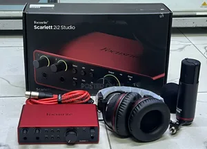 Focusrite Scarlet 2i2 4th Gen Studio Bundle