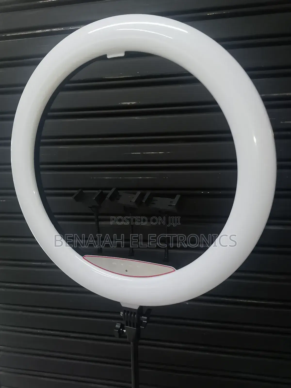 18" Ring Complete With Stand Three Holders and Incredible Led Light