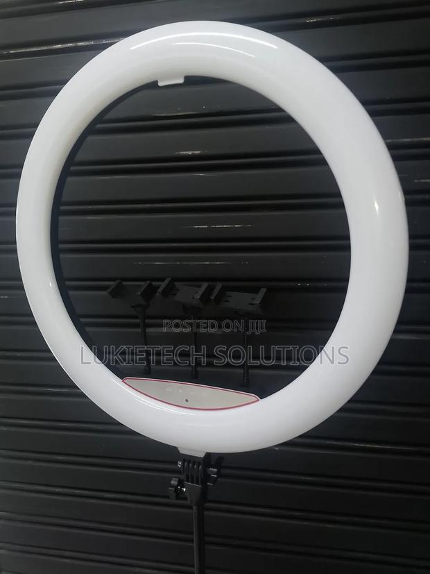 18" Ring Complete With Stand Three Holders and Incredible Led Light - thumbnail 2