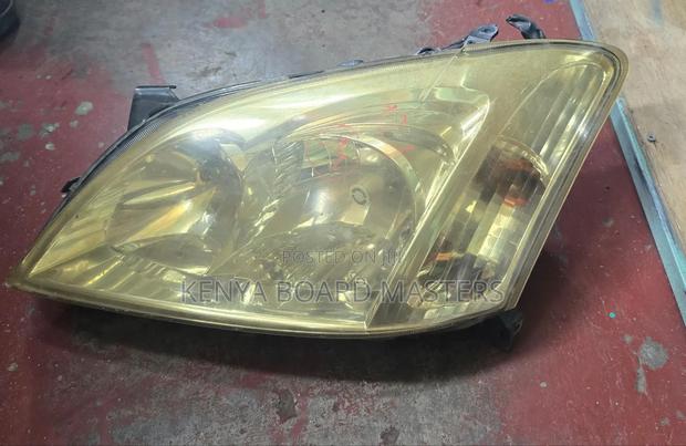 Toyota Runx 2010
Headlights
