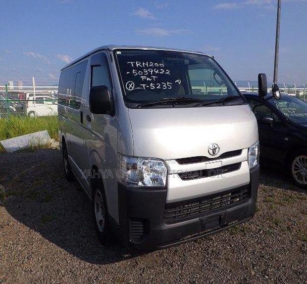 Toyota HiAce 2019 Silver - thumbnail 4