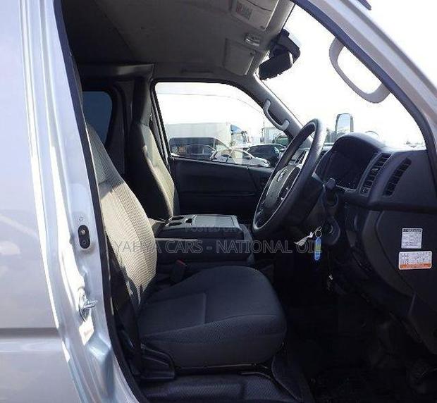 Toyota HiAce 2019 Silver - thumbnail 6