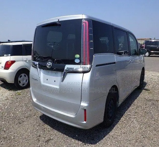 Toyota Esquire 2.0 FWD (8 seater) 2018 Silver