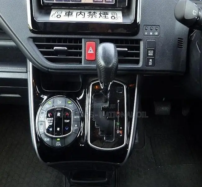 Toyota Esquire 2.0 FWD (8 seater) 2018 Silver