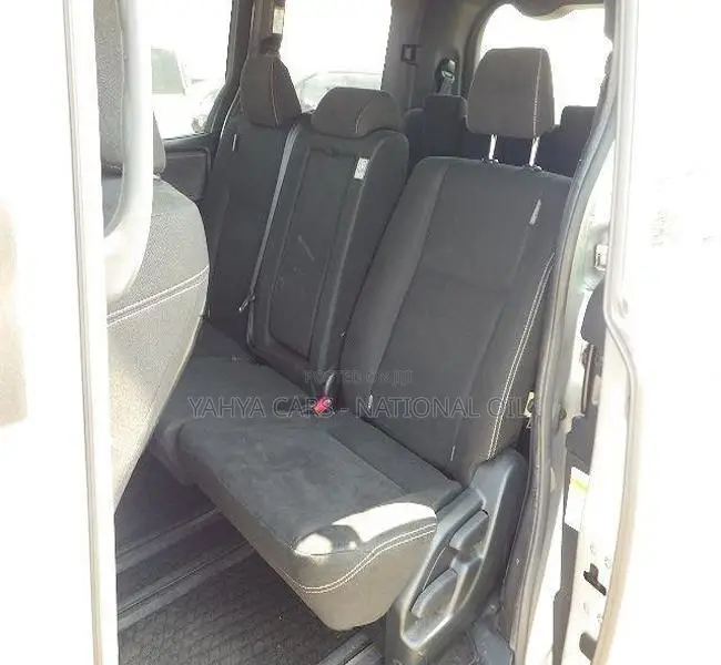 Toyota Esquire 2.0 FWD (8 seater) 2018 Silver