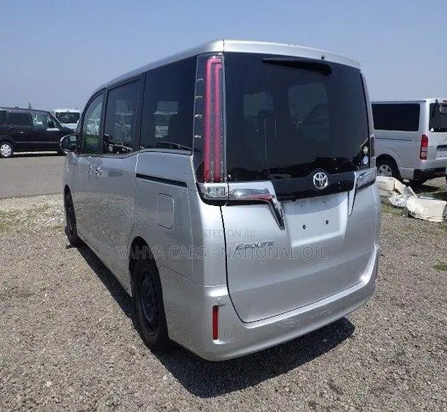 Toyota Esquire 2.0 FWD (8 seater) 2018 Silver