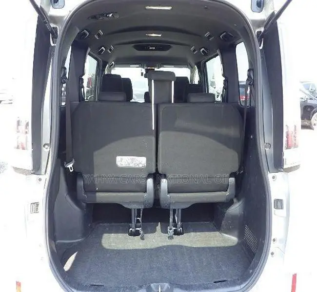 Toyota Esquire 2.0 FWD (8 seater) 2018 Silver