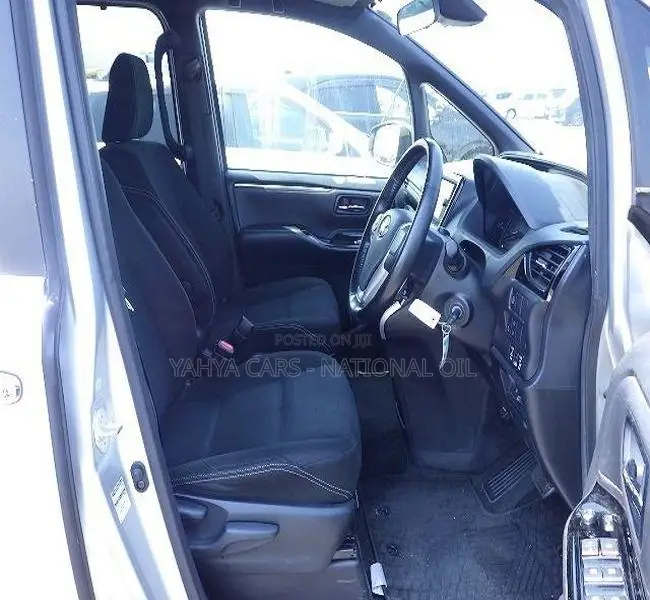 Toyota Esquire 2.0 FWD (8 seater) 2018 Silver